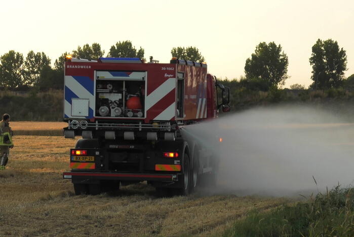 Brand op stoppelveld snel onder controle