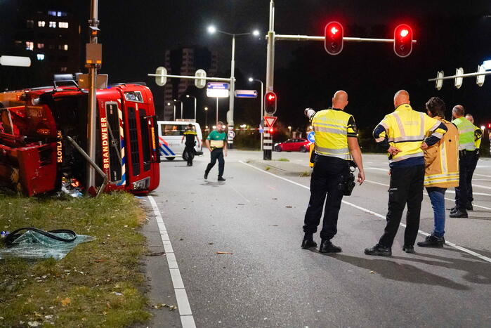 Brandweervoertuig gekanteld bij kruising