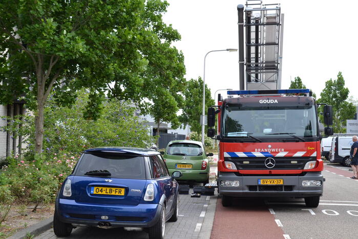 Groot gat ontstaan in voetpad vanwege waterlekkage