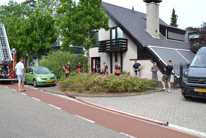 Groot gat ontstaan in voetpad vanwege waterlekkage