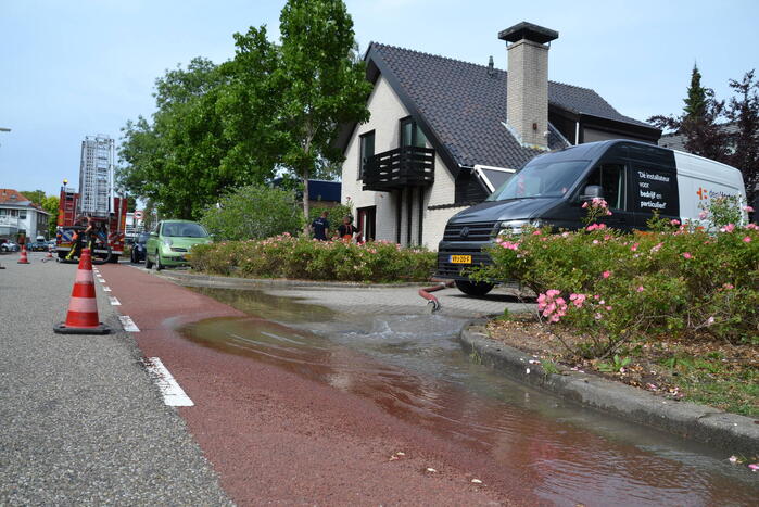 Groot gat ontstaan in voetpad vanwege waterlekkage