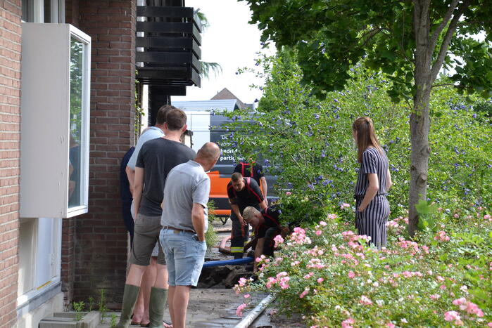 Groot gat ontstaan in voetpad vanwege waterlekkage