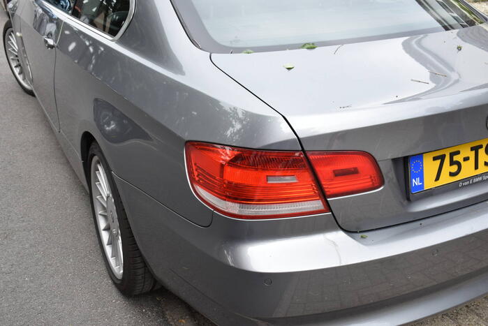 Grote tak breekt van boom af