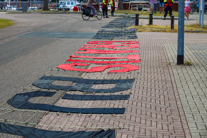 Reclamevliegtuig verliest spandoek
