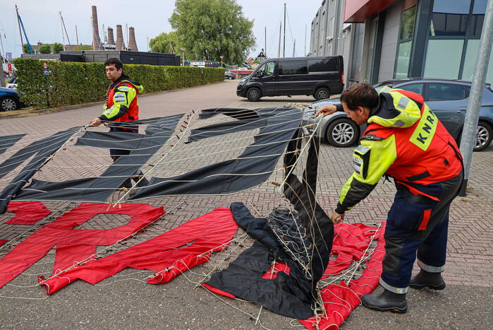 Reclamevliegtuig verliest spandoek