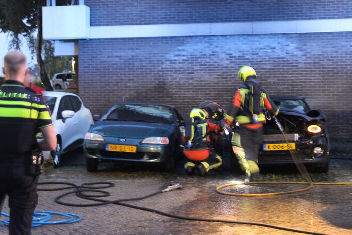 Flatgebouw loopt schade op bij autobrand
