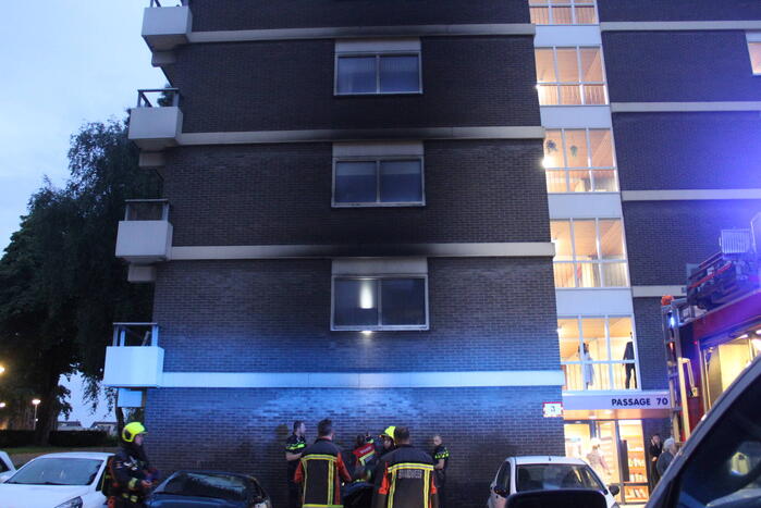 Flatgebouw loopt schade op bij autobrand