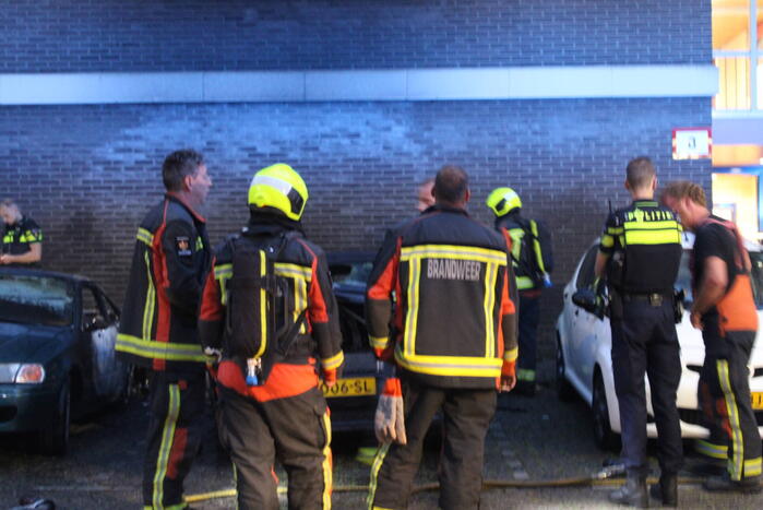 Flatgebouw loopt schade op bij autobrand