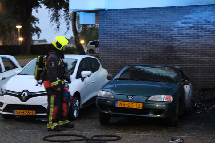 Flatgebouw loopt schade op bij autobrand