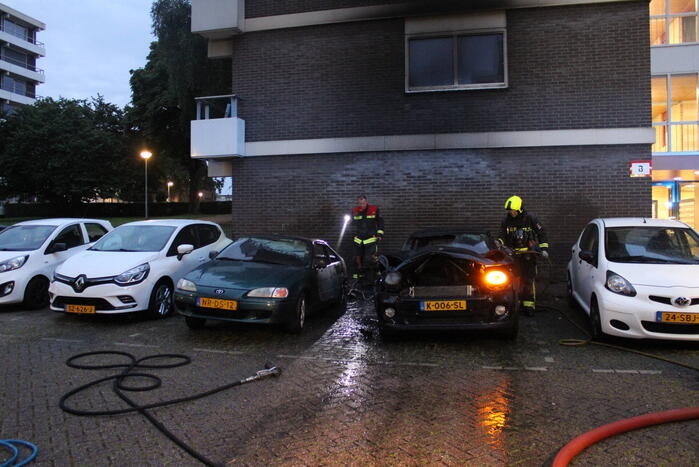 Flatgebouw loopt schade op bij autobrand