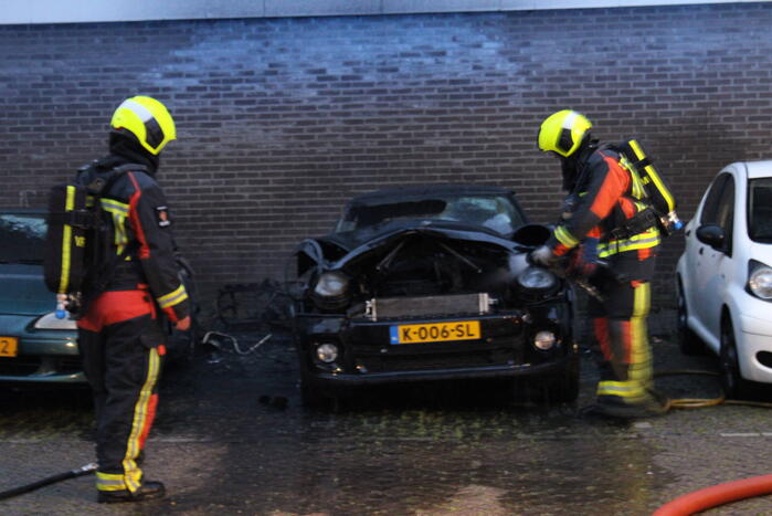 Flatgebouw loopt schade op bij autobrand