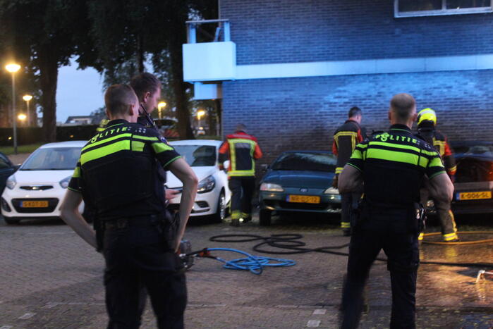 Flatgebouw loopt schade op bij autobrand