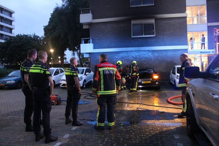 Flatgebouw loopt schade op bij autobrand