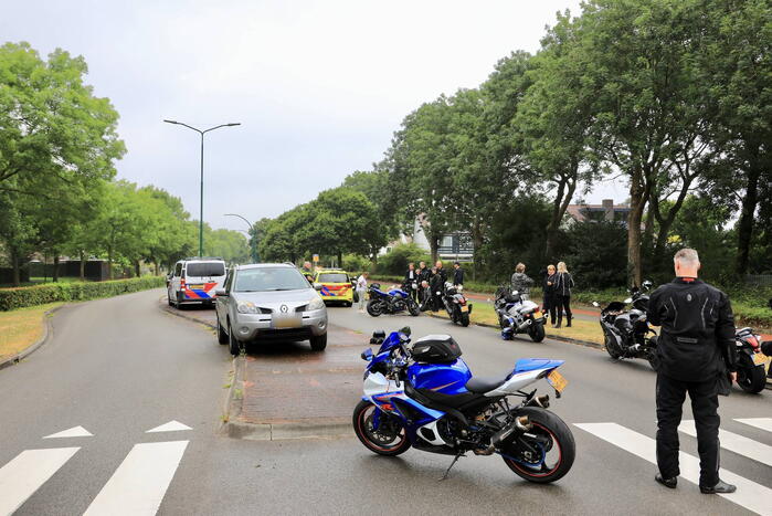 Motorrijder gaat met motor van overleden vriend onderuit op spekgladde wegdek tijdens toertocht