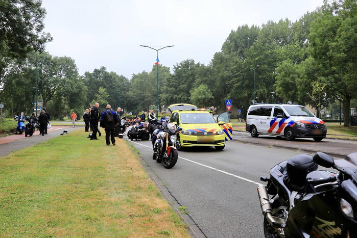 Motorrijder gaat met motor van overleden vriend onderuit op spekgladde wegdek tijdens toertocht