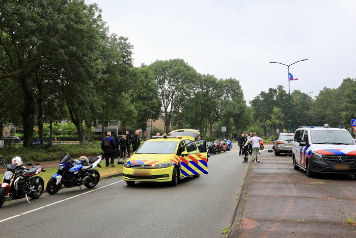 Motorrijder gaat met motor van overleden vriend onderuit op spekgladde wegdek tijdens toertocht