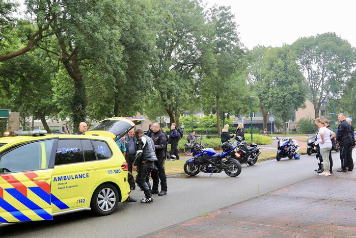 Motorrijder gaat met motor van overleden vriend onderuit op spekgladde wegdek tijdens toertocht