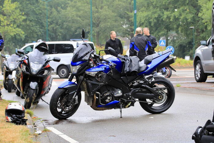 Motorrijder gaat met motor van overleden vriend onderuit op spekgladde wegdek tijdens toertocht