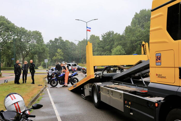 Motorrijder gaat met motor van overleden vriend onderuit op spekgladde wegdek tijdens toertocht