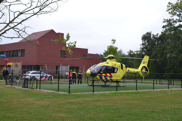 Traumahelikopter landt op speelveld
