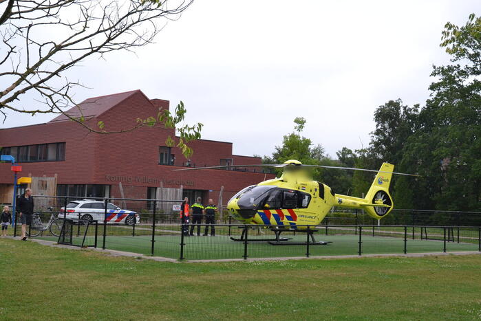 Traumahelikopter landt op speelveld