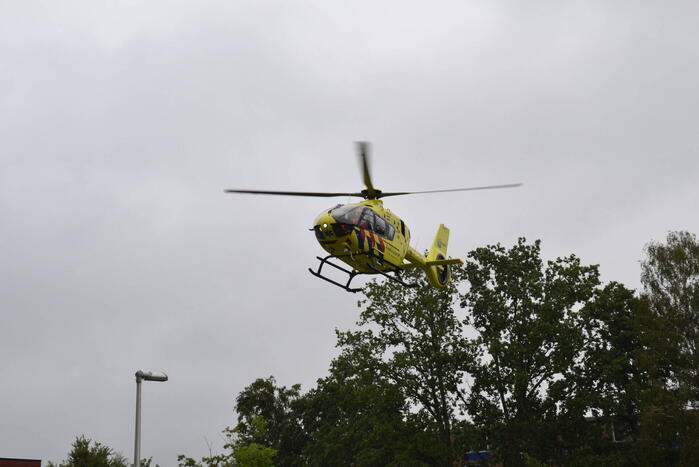 Traumahelikopter landt op speelveld