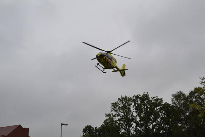 Traumahelikopter landt op speelveld