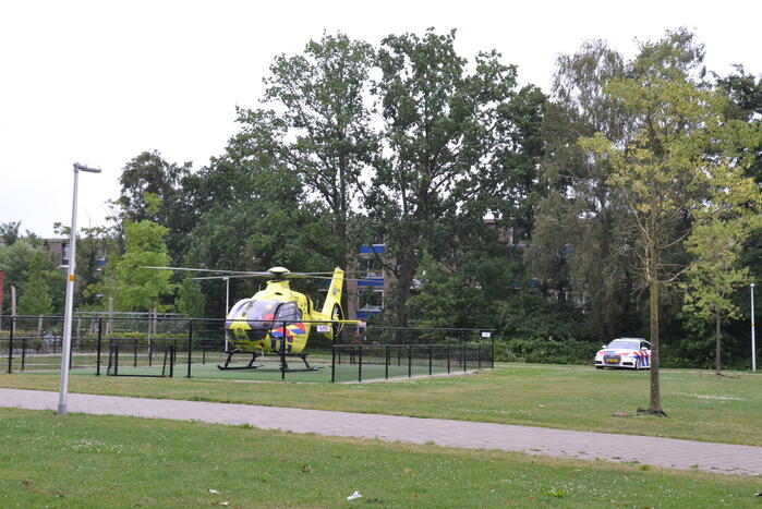 Traumahelikopter landt op speelveld