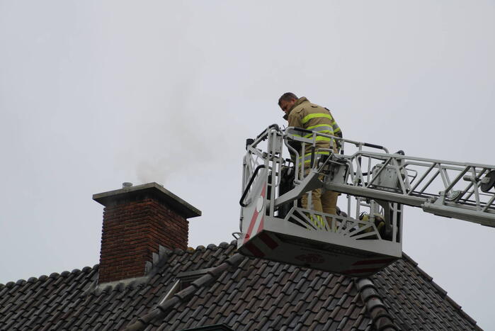 Brand in schoorsteen van woning