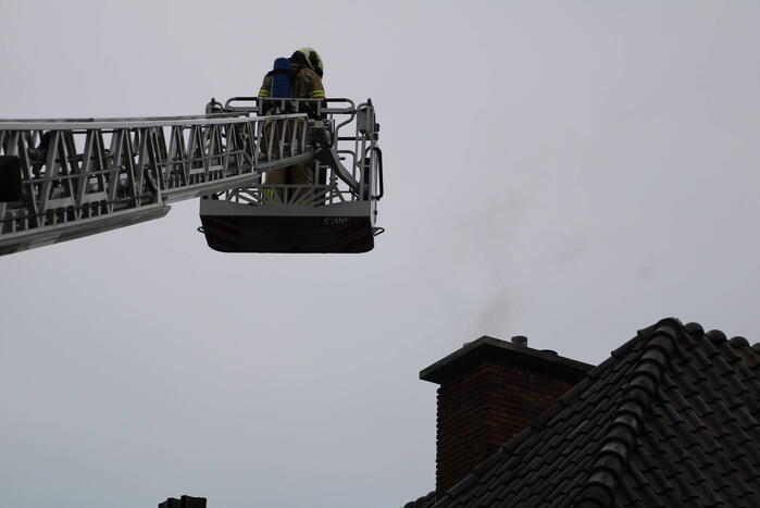 Brand in schoorsteen van woning