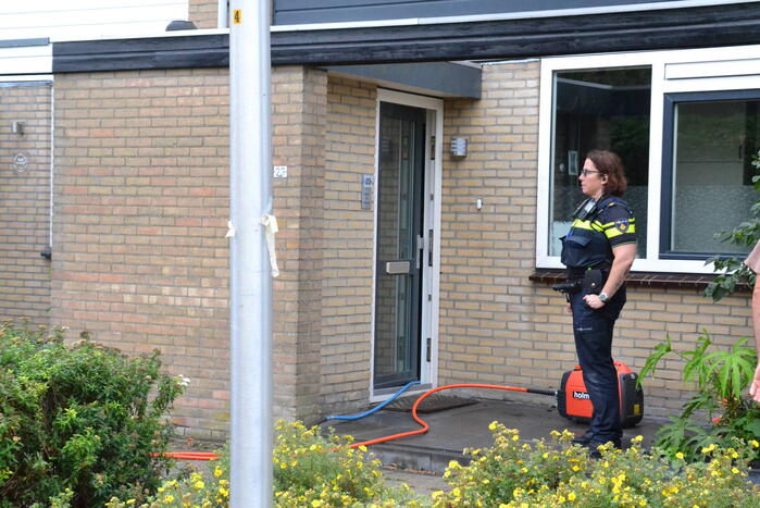 Brandweer bevrijdt persoon onder tafel vandaan