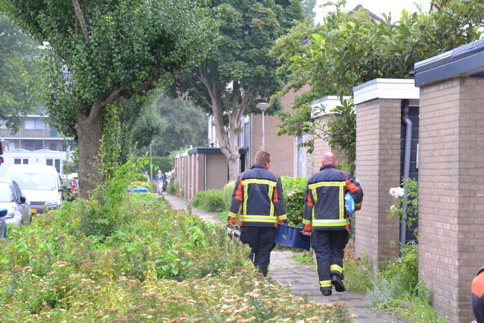Brandweer bevrijdt persoon onder tafel vandaan