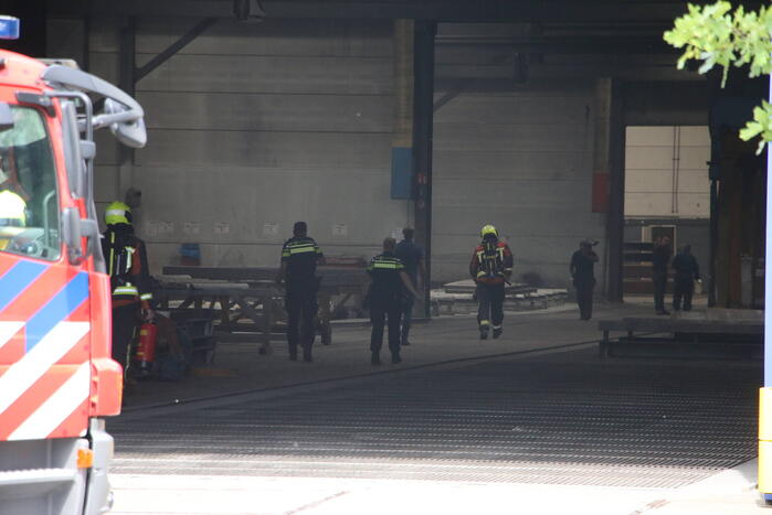 Brand in loods snel onder controle