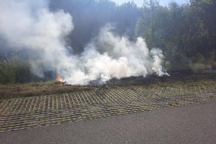 Omstanders doven bermbrand met kleed