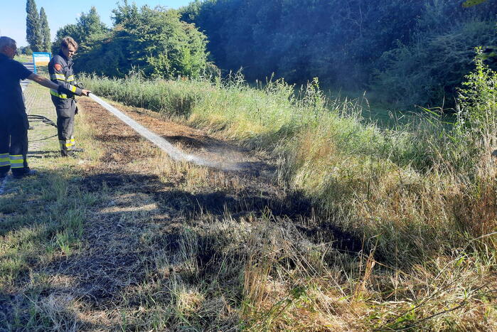 Omstanders doven bermbrand met kleed