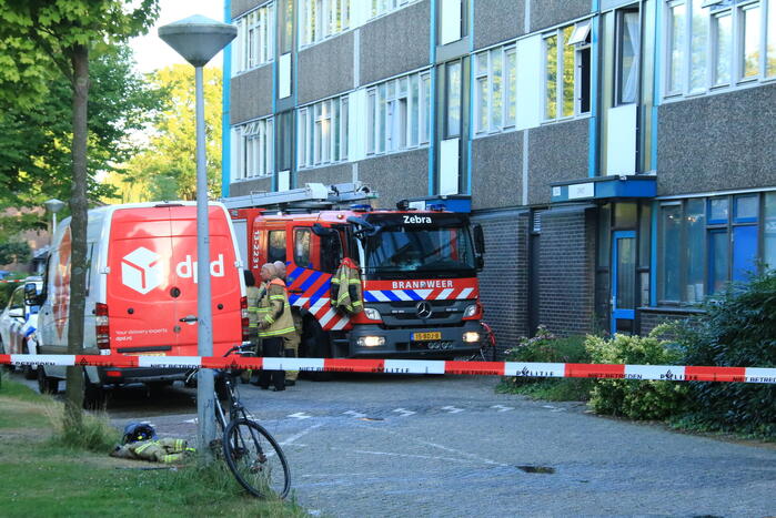 Uitslaande woningbrand in flatgebouw