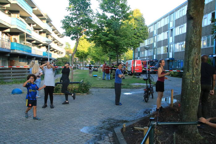 Uitslaande woningbrand in flatgebouw