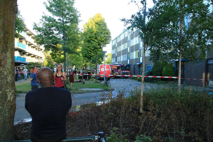 Uitslaande woningbrand in flatgebouw