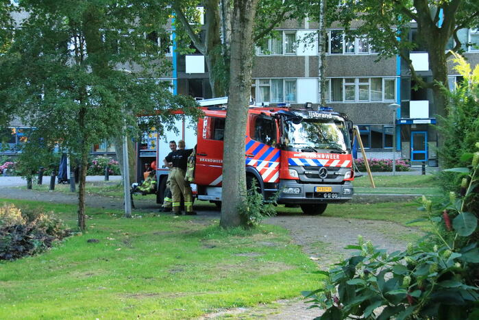 Uitslaande woningbrand in flatgebouw