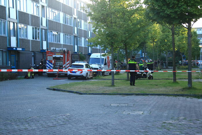 Uitslaande woningbrand in flatgebouw