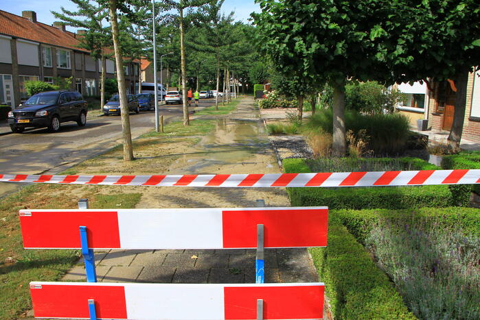 Gesprongen waterleiding zorgt voor waterballet