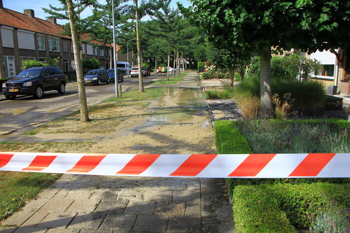 Gesprongen waterleiding zorgt voor waterballet
