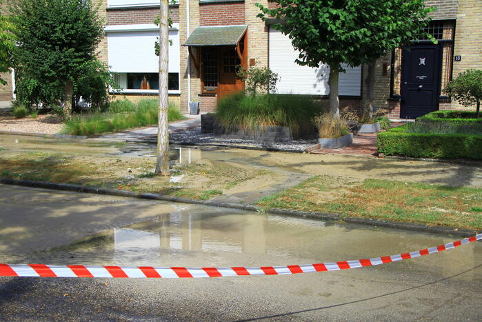 Gesprongen waterleiding zorgt voor waterballet