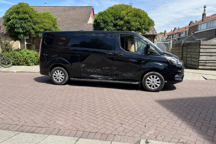 Auto en bestelbus botsen op kruispunt