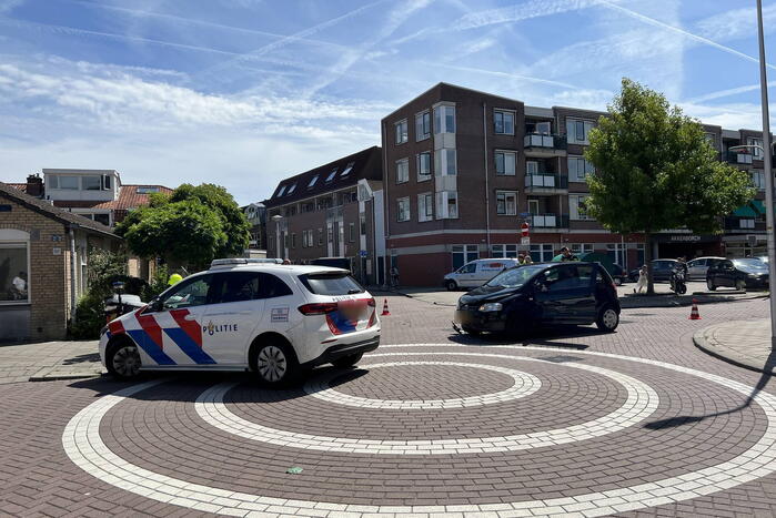 Auto en bestelbus botsen op kruispunt