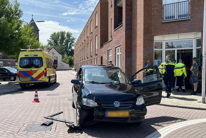 Auto en bestelbus botsen op kruispunt