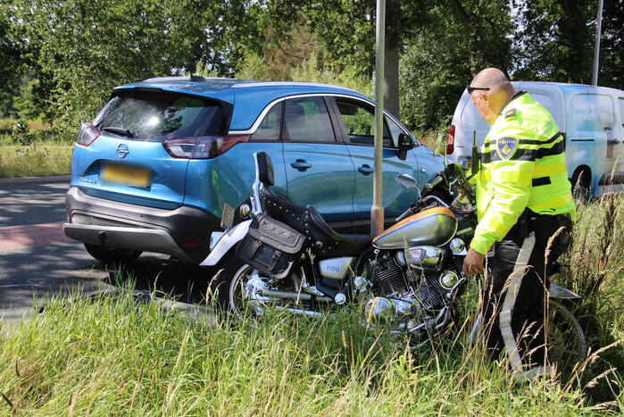 Motorrijder gewond bij botsing met auto