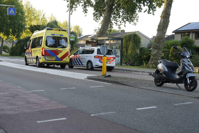 Scooterrijder gewond bij botsing op vluchtheuvel
