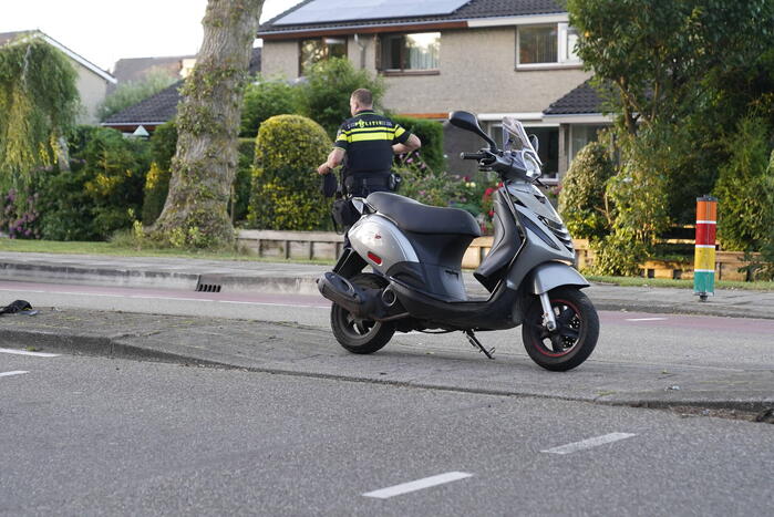 Scooterrijder gewond bij botsing op vluchtheuvel