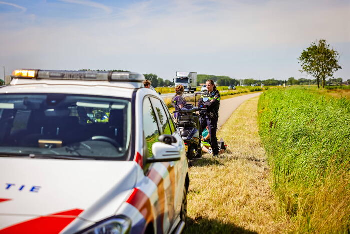 Vrouw op brommer gewond bij ongeval